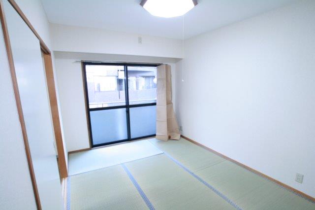 Other room space. South-facing Japanese-style room 6 tatami