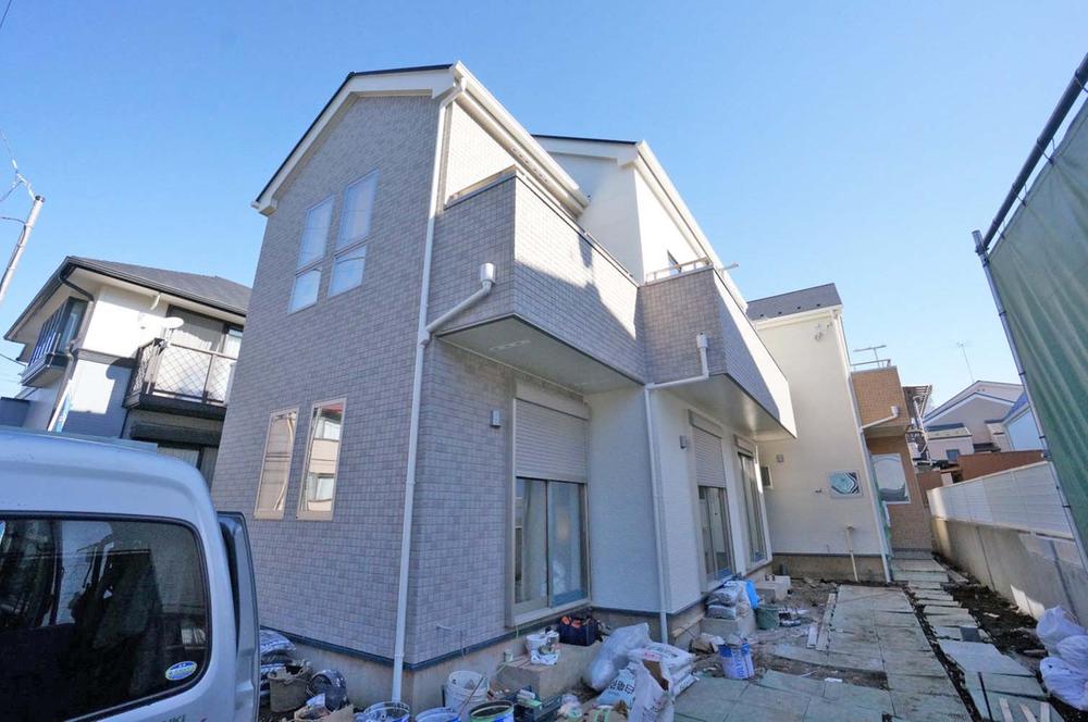 Local appearance photo. Suginami rush 2-chome, New construction is condominiums. Front road is easier than ever with the garage in width 5m or more. A 5-minute walk to the nearest station, It is a convenient place to shop for commuting and daily.
