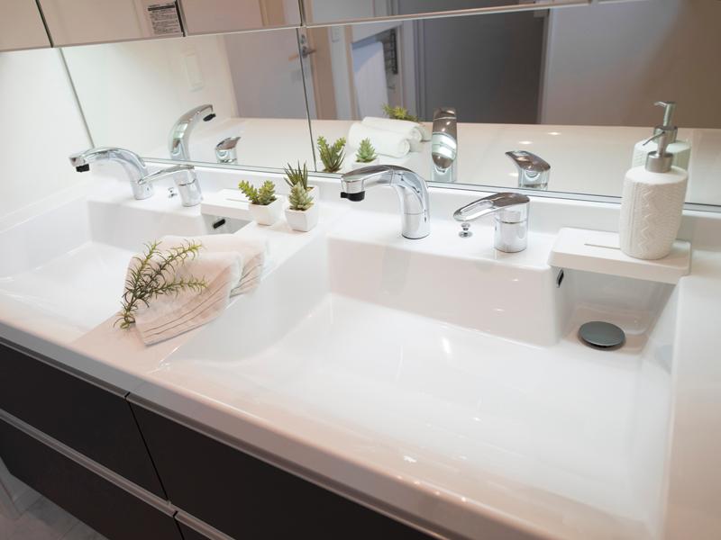 Wash basin, toilet. Vanity twin bowl type that can be used side-by-side two. 5-sided mirror ・ High-grade specifications, such as hand indirect lighting. (2013 April 6 Building shooting)