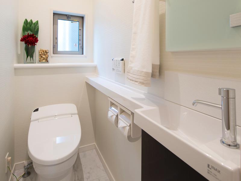 Other Equipment. Adopt a tankless toilet in all of the toilet. In the side counter-integrated, Wash-basin of the design and refreshing also standard equipment. 