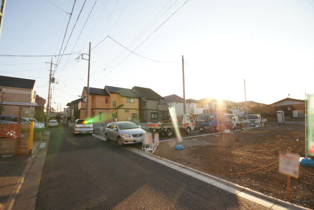 Local photos, including front road. Land sale of the Suginami Shimotakaido 4-chome. All four sections, including the southeast corner lot. Since the building conditions is not attached, You can building your favorite House manufacturer. Keio is "Sakurajosui" station 12 minutes' walk of the good location. Please feel free to contact. 