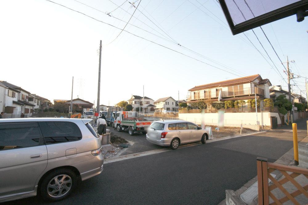 Local photos, including front road. Front road is less car street, Small children is also safe. 