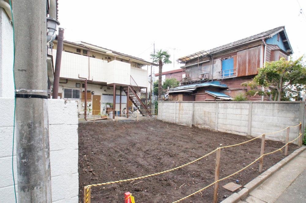 Local photos, including front road. It will be one building site. 