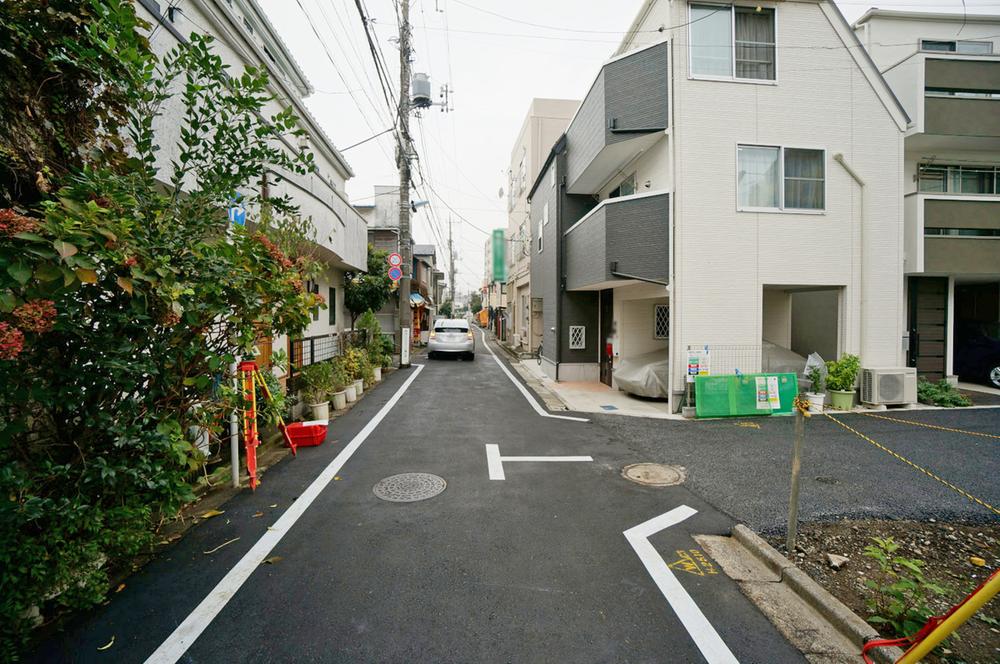 Local photos, including front road. South 4.7m public roads, While the West is 4.0m driveway, Traffic volume is less noise ・ Security is also okay. 