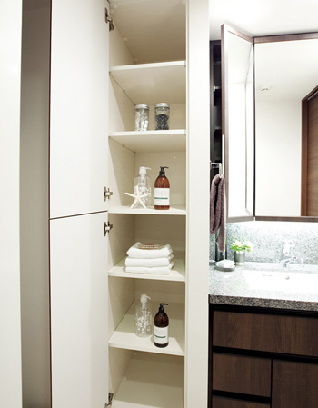 Bathing-wash room.  [Linen cabinet] Set up a linen cabinet to dispose of the basin around the clean, such as towels and hygiene products to the wash room, Create a comfortable space.