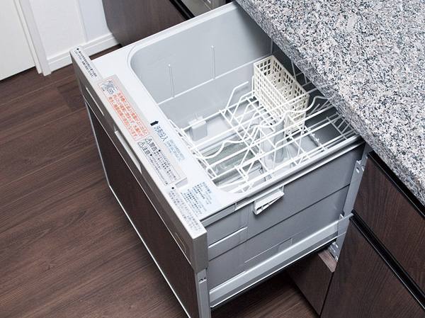 Kitchen.  [Dishwasher] Convenient dishwasher to clean up the dishes. Since the slide-storing, You can use in the form of a standing.
