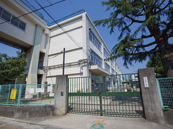 Surrounding environment. Wada elementary school (a 10-minute walk, About 780m)