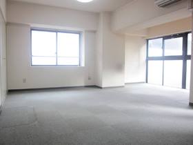 Living and room. Bright corner room spacious 14 Pledge