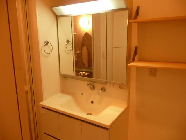 Wash basin, toilet. Indoor (11 May 2013) Shooting