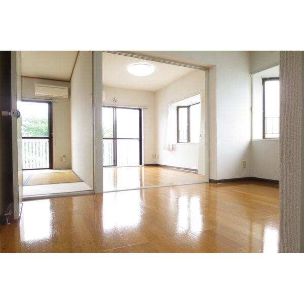 Living and room. Bright dining space