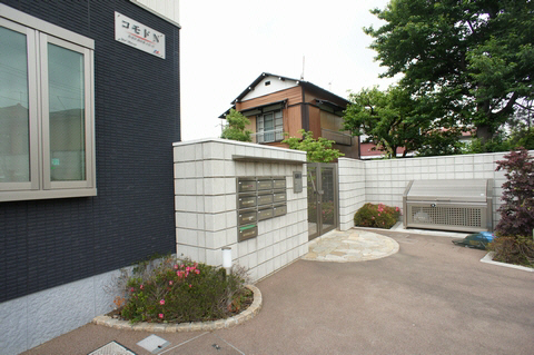 Entrance. Stylish entrance in interlocking and planting. 