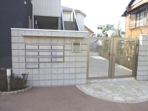 Entrance. The entrance is a crime prevention surface also safe in the auto-lock. 