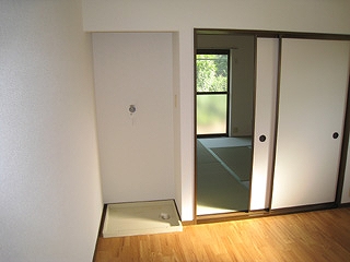 Living and room. The photograph is the first floor of the room