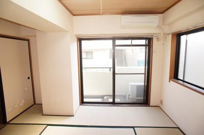 Living and room. Japanese-style room to settle! 