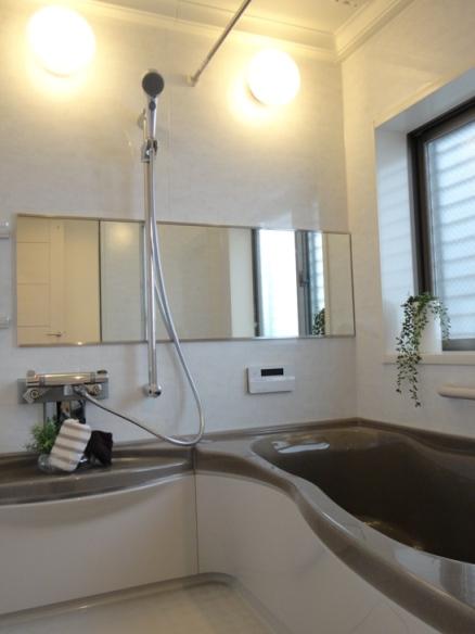 Bathroom. The bathroom suppressing generation of mold, Set up a convenient bathroom ventilation heating dryer to dry the laundry on a rainy day. Bathroom (2 Building H25.3_Tsukisatsuei)