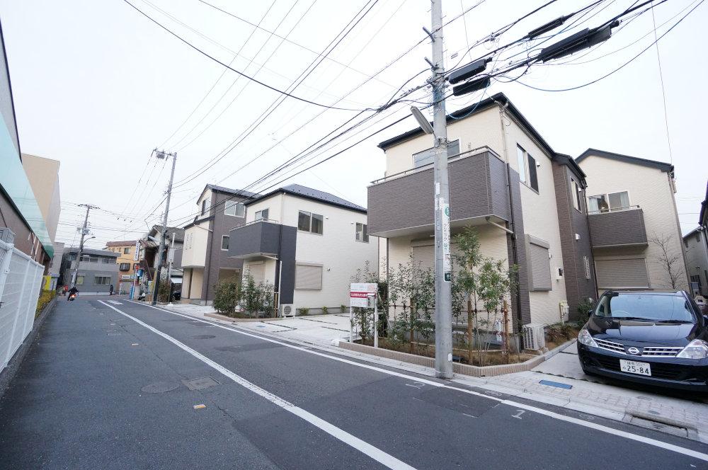 Local photos, including front road. But before the Super eye. Shopping is very convenient.