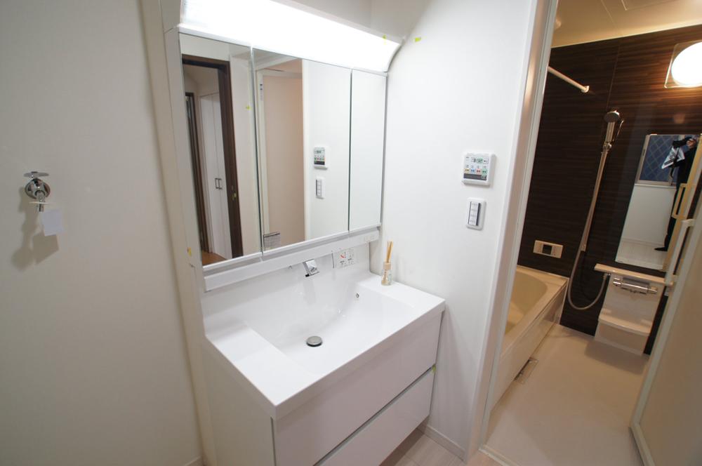 Wash basin, toilet. Shampoo dresser with three-sided mirror.