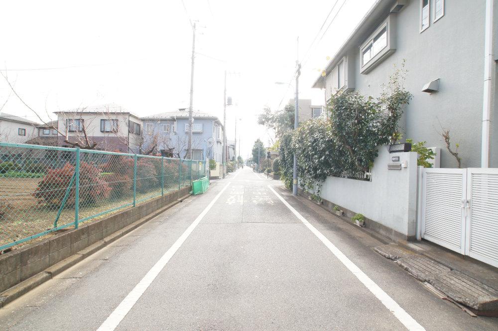 Local photos, including front road. primary school, Junior High School is located within a distance of a 3-minute walk, When I was a low-grade is particularly safe. 