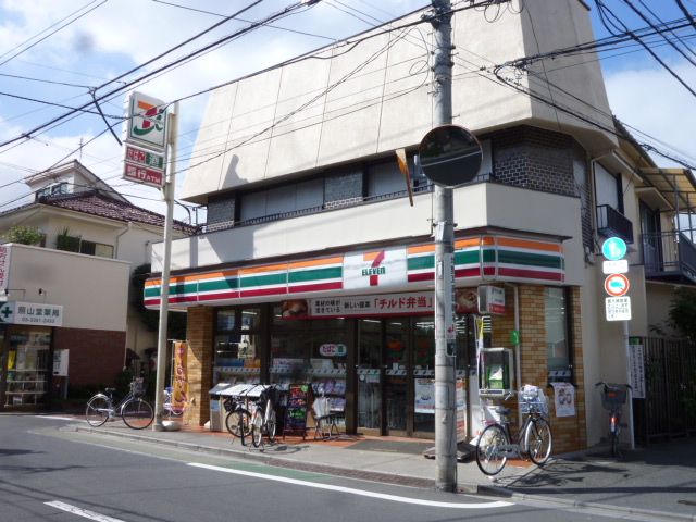 Convenience store. 280m to Seven-Eleven (convenience store)