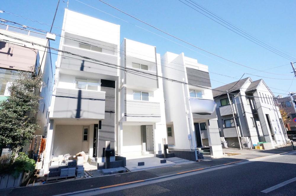 Local appearance photo. There a newly built single-family Suginami Kamiigusa 1-chome. Good day because it is facing in the south road. Seibu Shinjuku Line there is "Iogi" station walk 9 minutes and within walking distance. This property, which is 2.16 firmly 4LDK. 