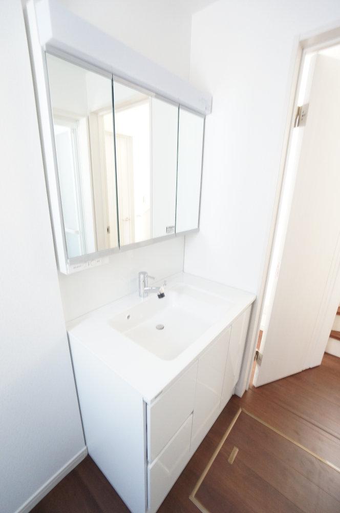 Wash basin, toilet. Three-sided mirror vanity that can be accommodated