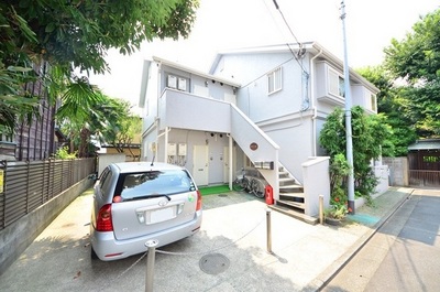 Building appearance. The nearest is a popular Koenji