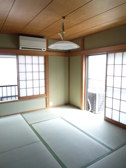 Living and room. Second floor Japanese-style room 6 quires cross ・ Tatami new Sunny