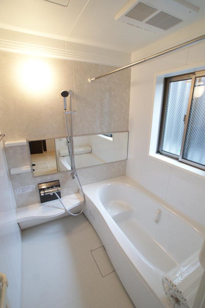 Same specifications photo (bathroom). And carefree To stretch legs, This tub is stuck slowly. It will be healed. (Example of construction)