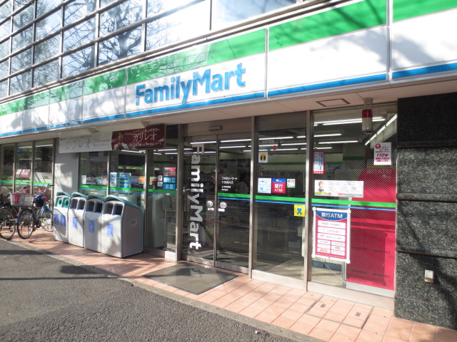 Convenience store. 791m to FamilyMart Suginami Momoi store (convenience store)