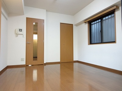 Living and room. Corner room! Two-sided lighting!