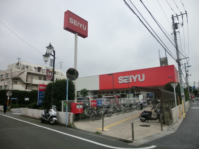 Supermarket. Seiyu to (super) 734m