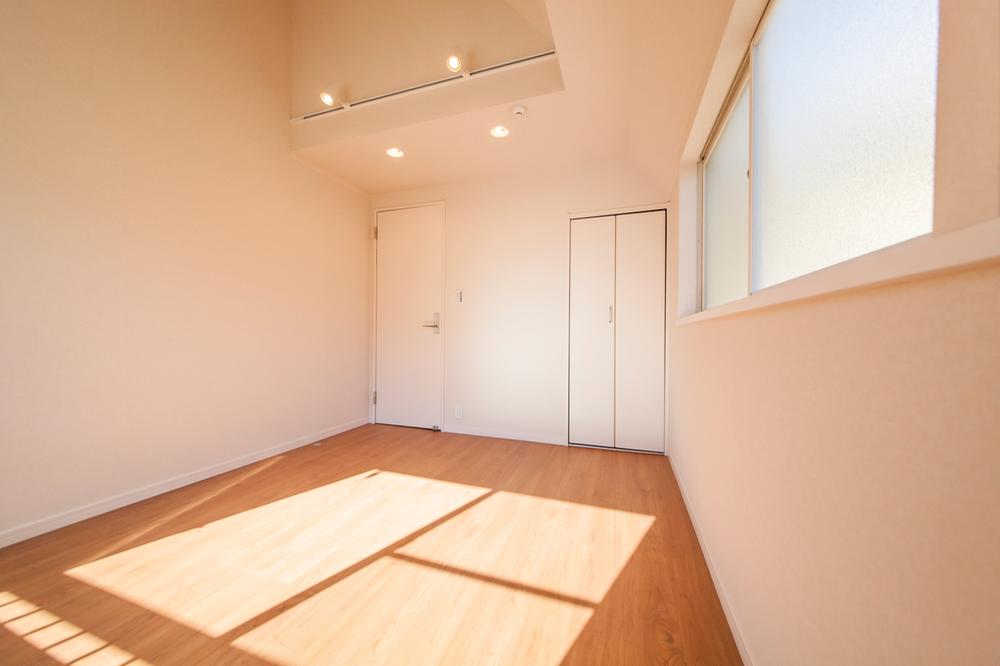 Non-living room. Bright Western-style Zenshitsuminami is facing ☆