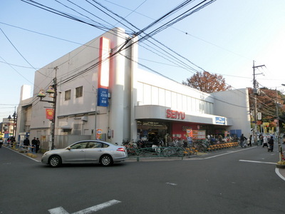 Supermarket. Seiyu to (super) 580m