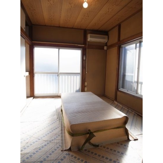 Living and room. Do the tatami re-covering after your contract.