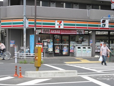 Convenience store. Seven-Eleven (convenience store) up to 100m