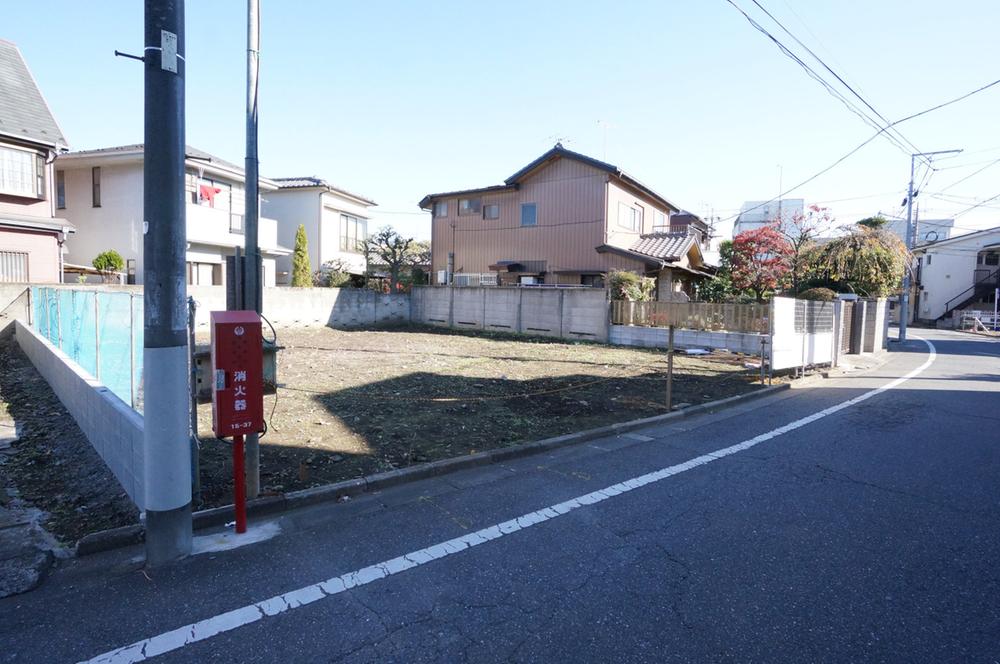 Local photos, including front road. Front road is spacious 5.3m road. Car loading and unloading is also a breeze.