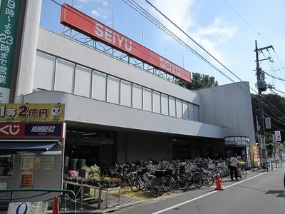 Supermarket. Seiyu to (super) 130m