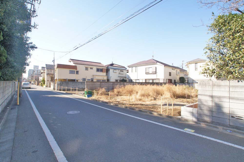 Local photos, including front road. Close and commercial facilities such as supermarkets and convenience stores is substantial. 