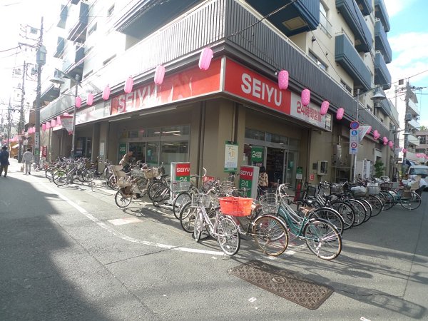 Supermarket. Seiyu to (super) 382m