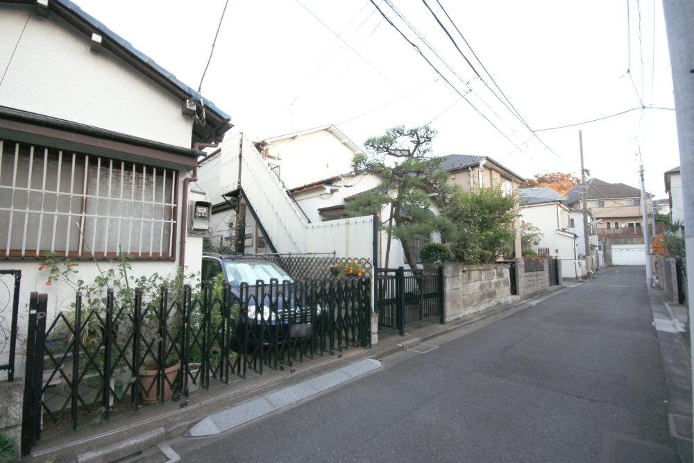 Local photos, including front road. It becomes a refreshing road. Also there a good location day in spite of the close from the station. 