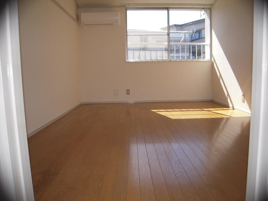 Other room space. 7 Pledge of flooring, Bright room. 