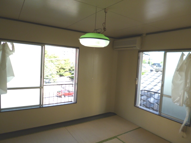 Living and room. Bright two-sided lighting 6-mat Japanese-style room