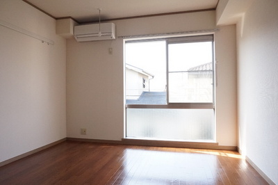 Living and room. Bright with large windows Western-style