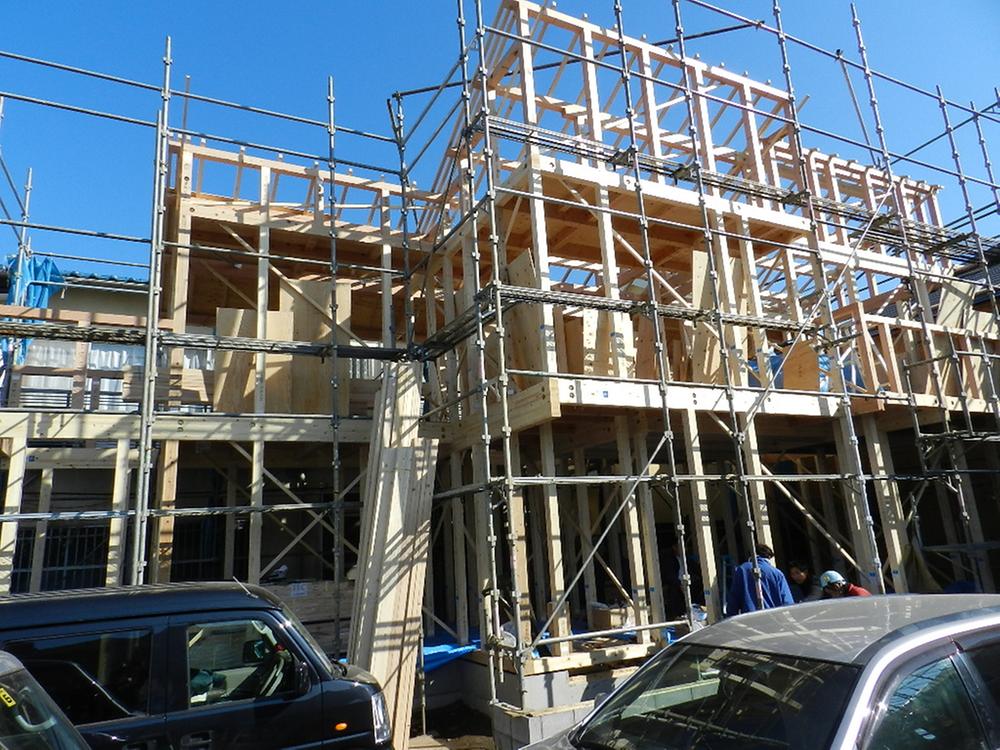 Construction ・ Construction method ・ specification. In the life housing, Plus a load-bearing surface material to conventional shaft assembly method to put out the strength in braces, We are in a stronger house.