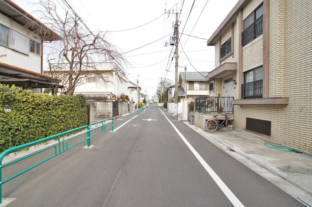 Local photos, including front road. There is an 8-minute walk from Nishi-Ogikubo Station. Journey to the station also walk the quiet residential area so our peace of mind. 