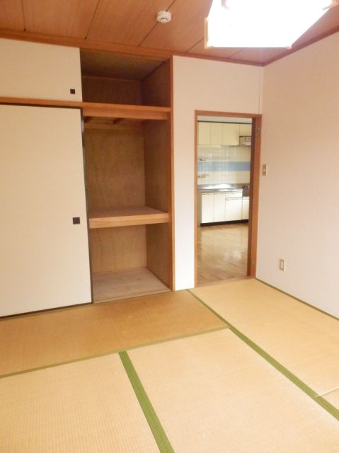 Living and room. Tatami rooms