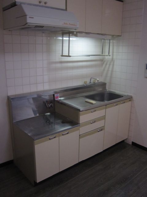 Kitchen. Gas stove (2 burners) can be installed.