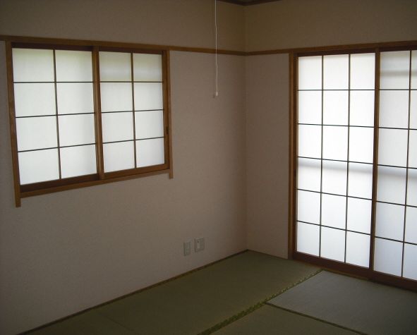 Other room space. Japanese-style room with a flavor of the two-sided lighting