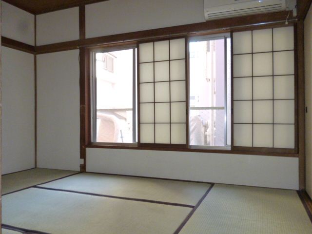 Living and room. Is a tatami room