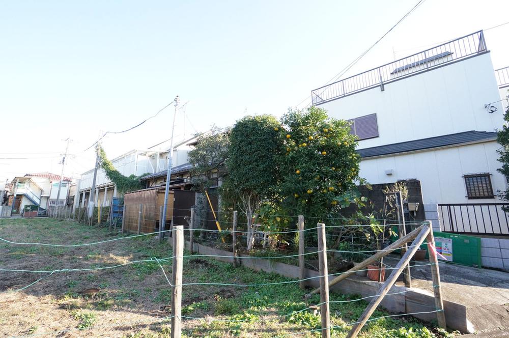 Local photos, including front road. JR Chuo Line is a 2-station Available in "Ogikubo" "Asagaya". It is not a flat road of the height difference from the train station. 